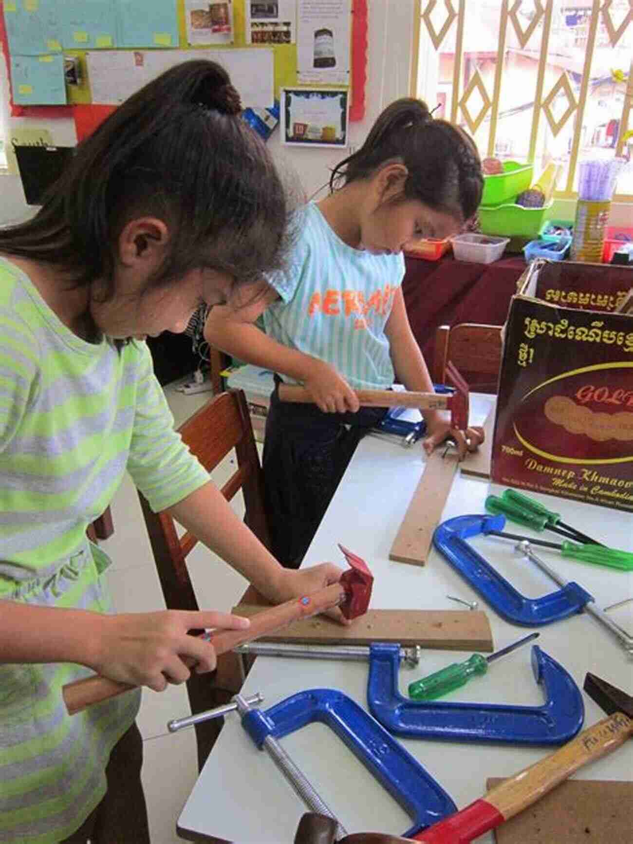 Children Exploring Simple Machines During A Workshop KS1 Discover Learn: Science Study Activity Year 2