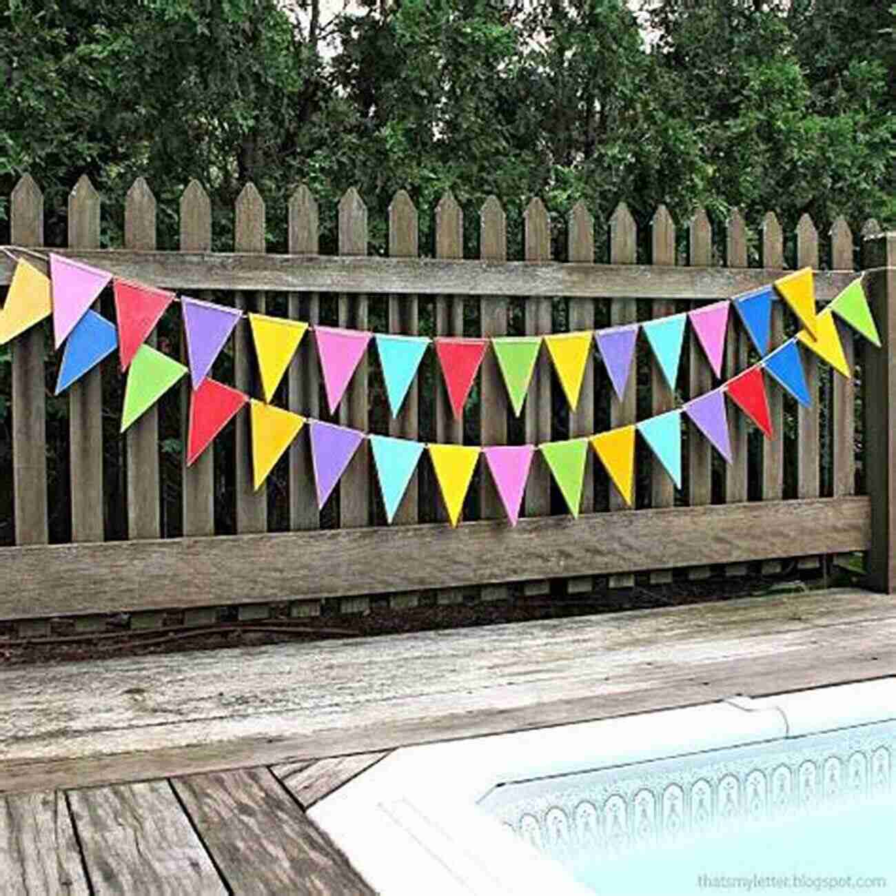 Colourful Bunting Sew Outdoor Living: Brighten Up Your Garden With 22 Colourful Projects (Sew Series)