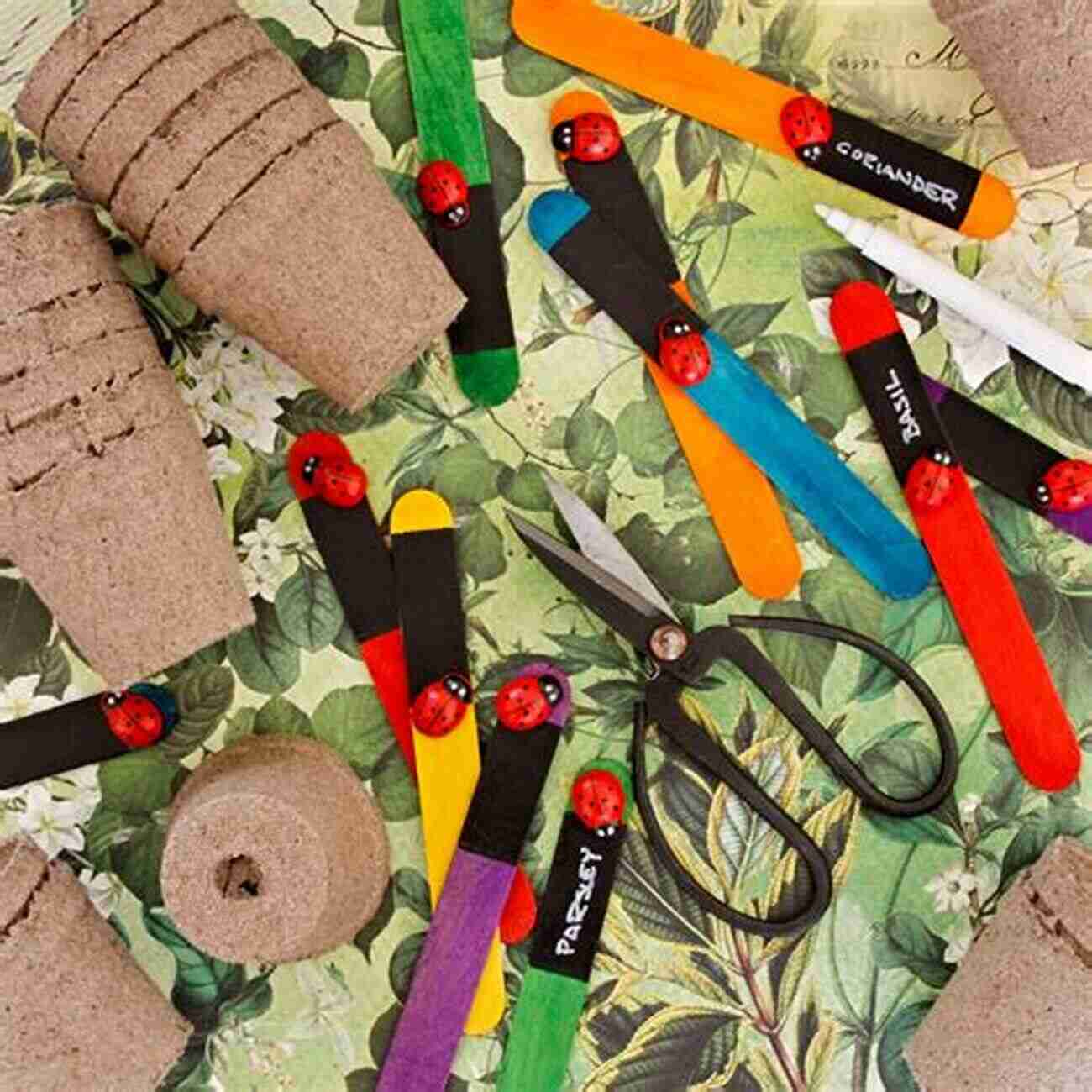 Colourful Animal Garden Markers Sew Outdoor Living: Brighten Up Your Garden With 22 Colourful Projects (Sew Series)