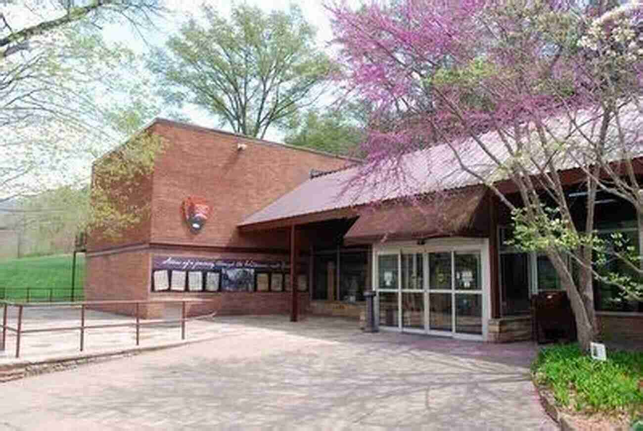 Cumberland Gap Visitor Center A Gateway To Knowledge Cumberland Gap National Historical Park (Images Of America)