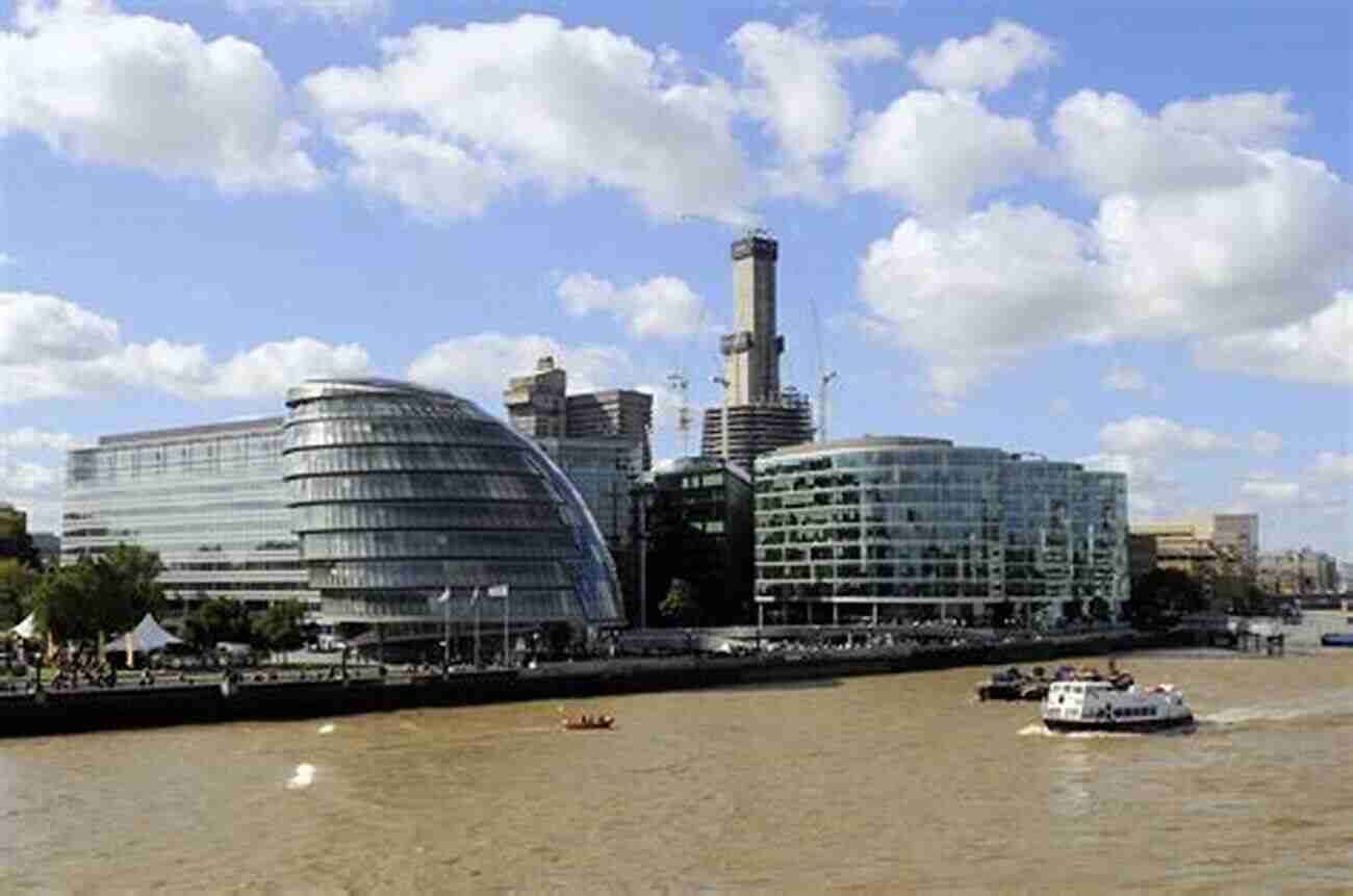 London At The Bank Of Thames A Walkthrough London's Iconic Landmarks London : At The Bank Of Thames :Photobook