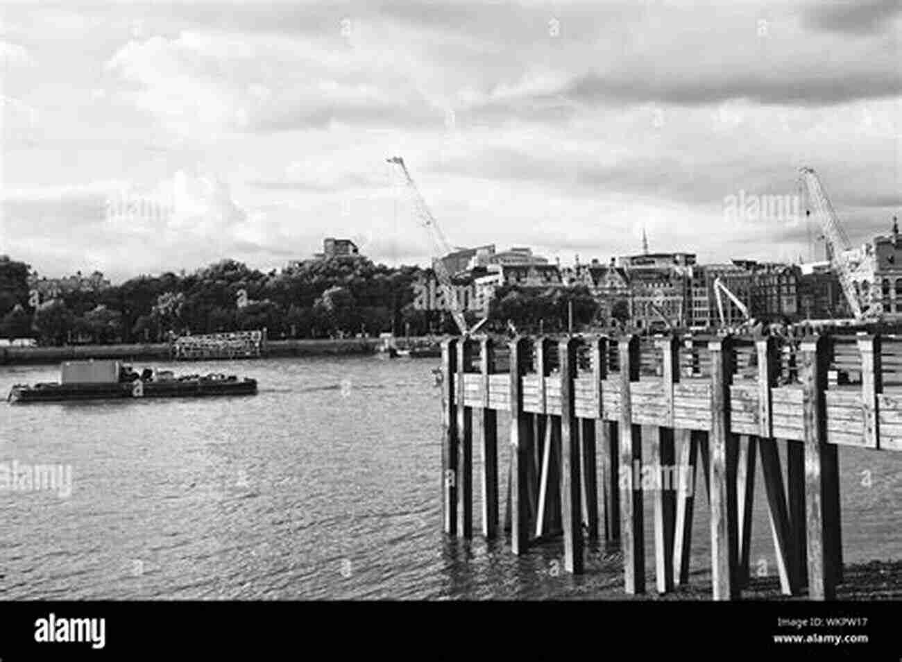 London At The Bank Of Thames Exploring The Glory Of The Thames River London : At The Bank Of Thames :Photobook