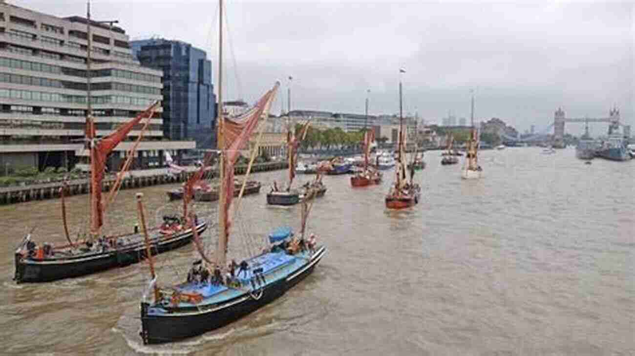 London At The Bank Of Thames The Vibrant Culture Of London London : At The Bank Of Thames :Photobook